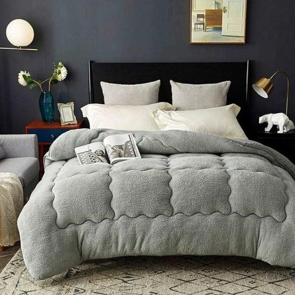 the lamb fleece winter quilt is made of imitation wool, single and double thickened spring and autumn winter quilt
the lamb fleece winter quilt is made of imitation wool, single and double thickened spring and autumn winter quilt