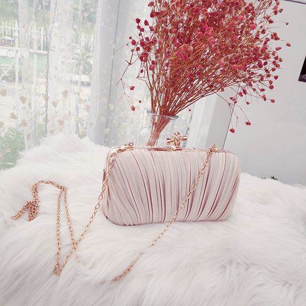 pearl chain handbag female fashion 2019 retro wild single shoulder slung small bag silk banquet clutch bag
pearl chain handbag female fashion 2019 retro wild single shoulder slung small bag silk banquet clutch bag