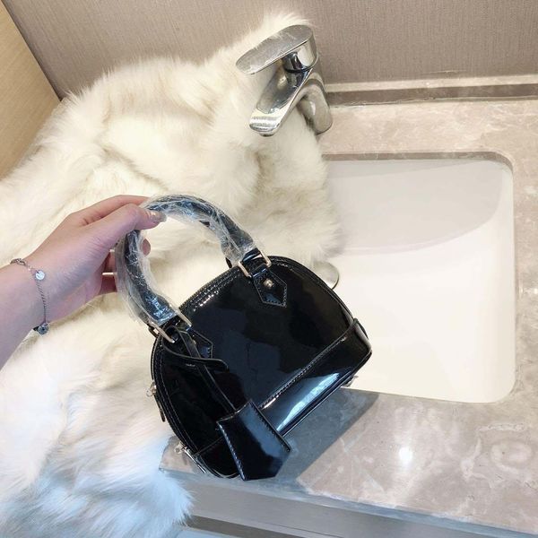 designer-classic luxury shell bag designer handbag patent genuine leather female handbag fashion messenger bag
designer-classic luxury shell bag designer handbag patent genuine leather female handbag fashion messenger bag