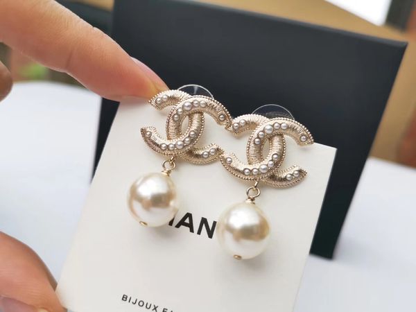 Luxury quality drop earring with pearl and logo for women wedding earring fa hion jewlery drop hipping p 5618
Luxury quality drop earring with pearl and logo for women wedding earring fa hion jewlery drop hipping p 5618