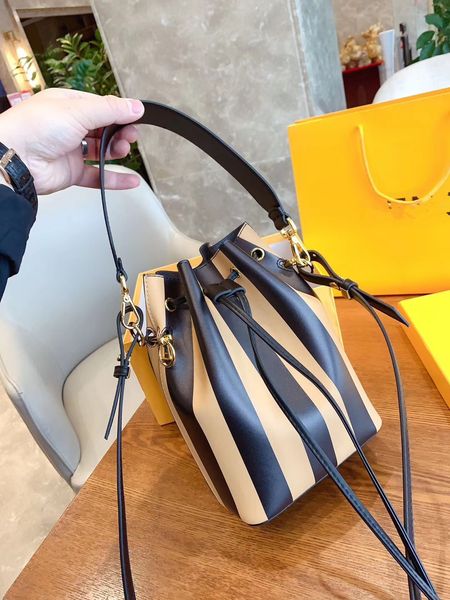 мини классические сумки ведро для женщин и мужчин кожаная мода сумка на плечо для дам 16x11x23cm
мини классические сумки ведро для женщин и мужчин кожаная мода сумка на плечо для дам 16x11x23cm