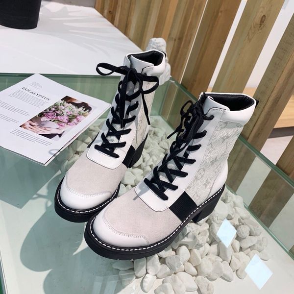 new style high-end luxury ladies casual shoes fashion design brand autumn and winter women's shoes classic pattern platform heel 5.5cm, Black
new style high-end luxury ladies casual shoes fashion design brand autumn and winter women's shoes classic pattern platform heel 5.5cm, Black