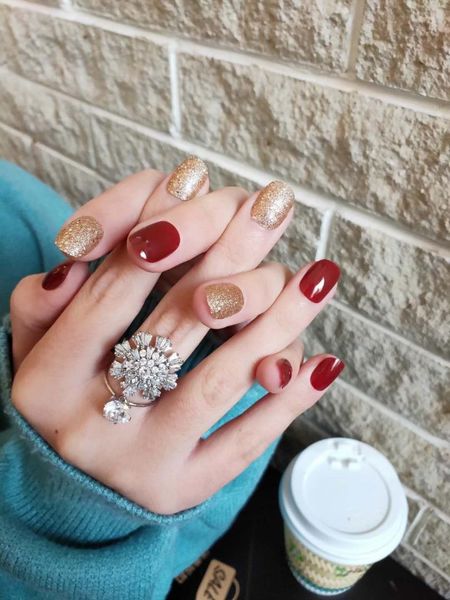 false nails nail finished waterproof fake patch wine red gold flash jump cute glue can also be worn at any time
false nails nail finished waterproof fake patch wine red gold flash jump cute glue can also be worn at any time