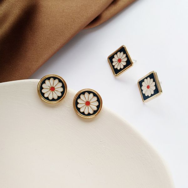 2020 new vintage black daisy flower earrings fashion jewelry creative wild gift statement earrings for women, Golden;silver
2020 new vintage black daisy flower earrings fashion jewelry creative wild gift statement earrings for women, Golden;silver