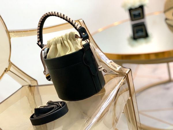 2020 drawstring ladies leather fashion shoulder bag designer bucket bag classic handbag ladies handbag presbyopia shopping bag crossbody
2020 drawstring ladies leather fashion shoulder bag designer bucket bag classic handbag ladies handbag presbyopia shopping bag crossbody