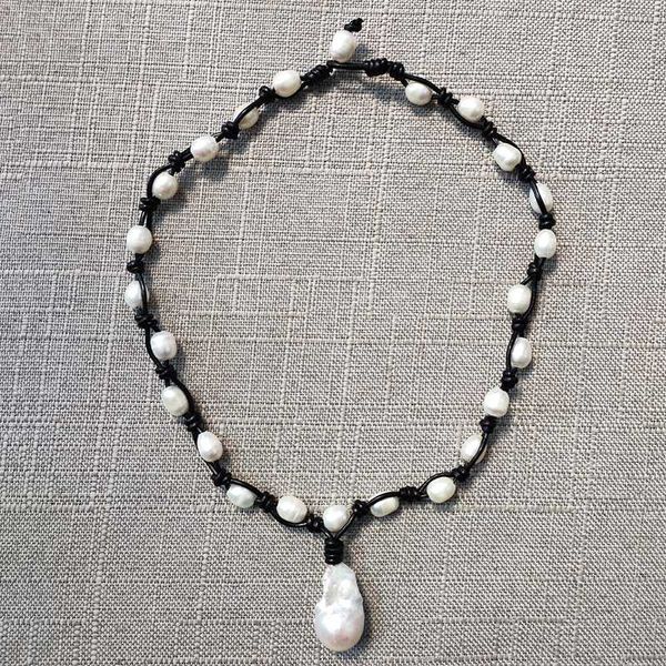 2020 white freshwater pearl leather choker handmade classic fashion jewelry baroque large pearl pendant necklace, Golden;silver
2020 white freshwater pearl leather choker handmade classic fashion jewelry baroque large pearl pendant necklace, Golden;silver