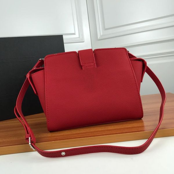 international big designer luxury ladies fashion pebbled leather shoulder messenger bag decorative interlocking metal shoulder bag
international big designer luxury ladies fashion pebbled leather shoulder messenger bag decorative interlocking metal shoulder bag