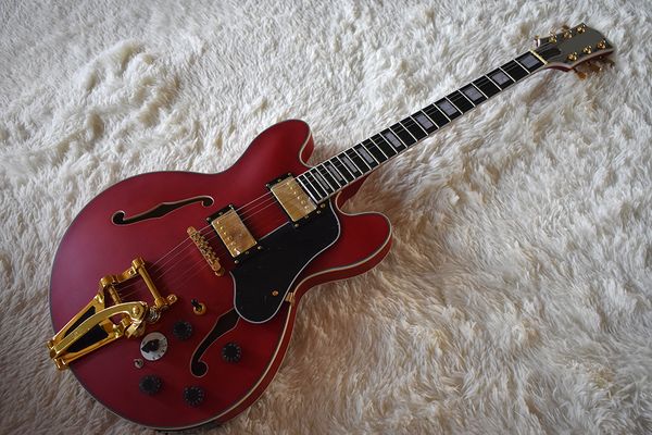 factory custom semi-hollw matte red electric guitar with tremolo system,white binding,gold hardware,can be customized
factory custom semi-hollw matte red electric guitar with tremolo system,white binding,gold hardware,can be customized