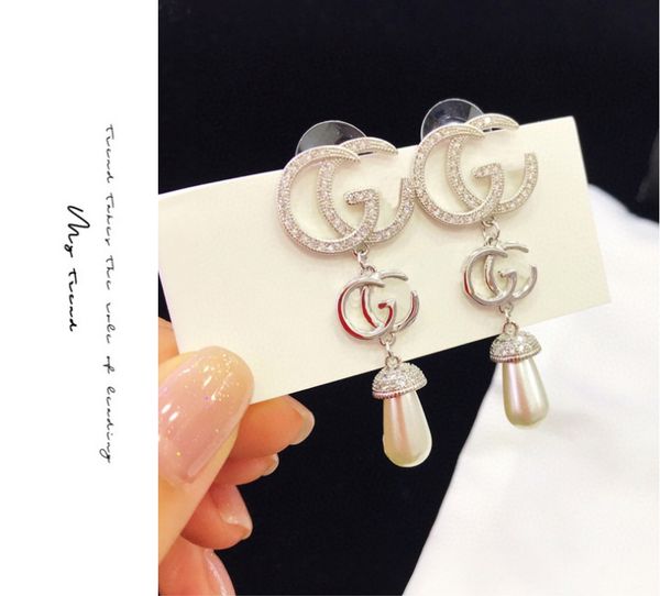 2020 new ladies fashion japan and south korea high-end jewelry hypoallergenic alphabet earrings pearl pendant fashion zircon earrings wh, Golden;silver
2020 new ladies fashion japan and south korea high-end jewelry hypoallergenic alphabet earrings pearl pendant fashion zircon earrings wh, Golden;silver