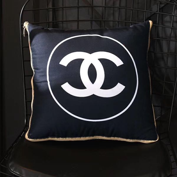 Cla ic brand pattern x cu hion 40x40cm fa hion de ign logo pillow with 2 u e function blanket pillow
Cla ic brand pattern x cu hion 40x40cm fa hion de ign logo pillow with 2 u e function blanket pillow