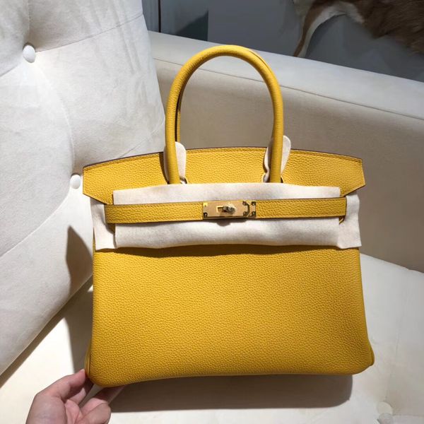 wholesale half handmade togo leather yellow design purse30cm,also have size 25 35cm,wax thread,have gold and silver hardware,fast delivery
wholesale half handmade togo leather yellow design purse30cm,also have size 25 35cm,wax thread,have gold and silver hardware,fast delivery