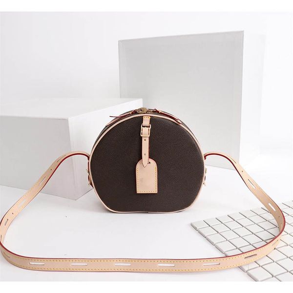 designer bags boite chapeau souple handbag latest style women luxury bags size 20x22.5x8cm model m539990
designer bags boite chapeau souple handbag latest style women luxury bags size 20x22.5x8cm model m539990