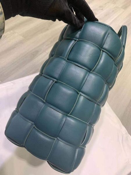 2019 senior designer leather woven bag large capacity shopping bag sheepskin large capacity woven shopping
2019 senior designer leather woven bag large capacity shopping bag sheepskin large capacity woven shopping