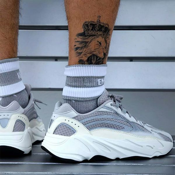 Kanye West 700 V2 Static Running Shoes Mens Sports Runner Unisex trainers Female Fashion women Sneakers designer shoes OG Dad Shoes EUR36-45
Kanye West 700 V2 Static Running Shoes Mens Sports Runner Unisex trainers Female Fashion women Sneakers designer shoes OG Dad Shoes EUR36-45