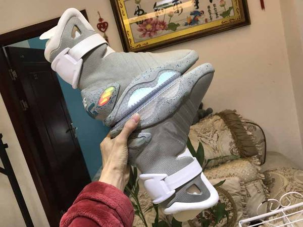 2019 Self Lacing Экран Дизайнерская обувь Air mag Назад в будущее McFly LED Кроссовки модные муж 
2019 Self Lacing Экран Дизайнерская обувь Air mag Назад в будущее McFly LED Кроссовки модные муж