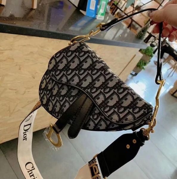 2019 D дамы сумка дамы популярные седло сумка дамы сумки мода изысканный сумка шесть цветов. Размер: 20.16
2019 D дамы сумка дамы популярные седло сумка дамы сумки мода изысканный сумка шесть цветов. Размер: 20.16