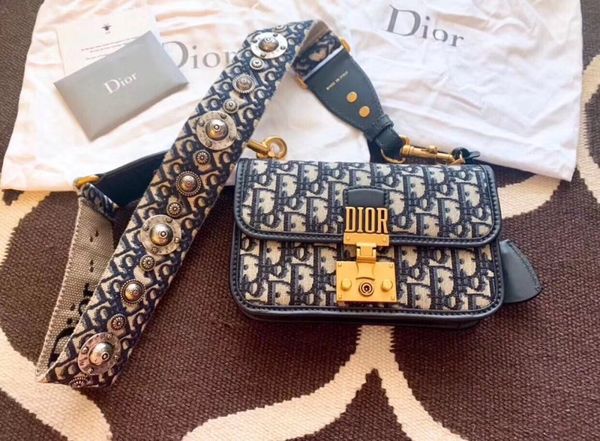 2019 style v type good quality 31cm womens leather fashion casual brand handbags vintage silver chains shoulder bags totes
2019 style v type good quality 31cm womens leather fashion casual brand handbags vintage silver chains shoulder bags totes