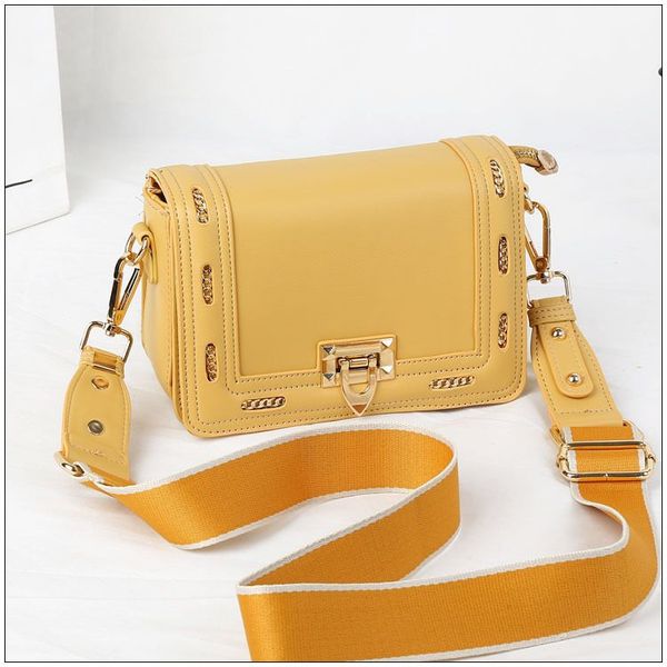 textured fashion small square bag female korean version of the trendy fashion foreign style hong kong style oblique saddle bag simple street
textured fashion small square bag female korean version of the trendy fashion foreign style hong kong style oblique saddle bag simple street