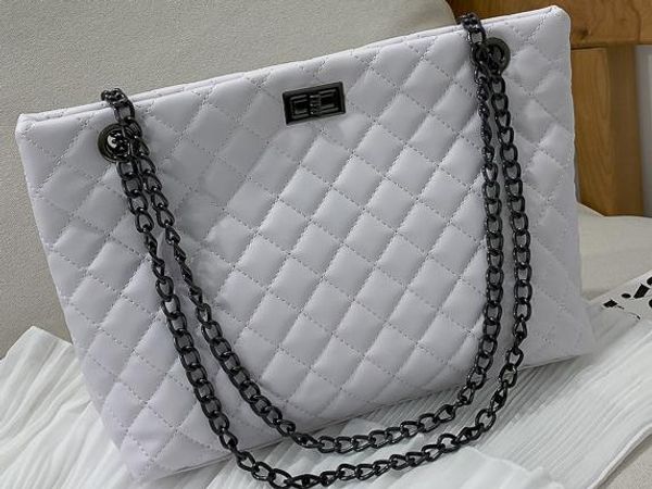 designer shoulder bag decoration lock diamond shape female handbag 2020 new chain large capacity bag
designer shoulder bag decoration lock diamond shape female handbag 2020 new chain large capacity bag