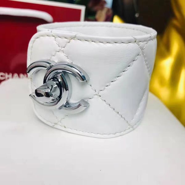 New 7 color cla ic embroidery rhomb head heep kin lady 039 fa hion bracelet with original box, Golden;silver
New 7 color cla ic embroidery rhomb head heep kin lady 039 fa hion bracelet with original box, Golden;silver