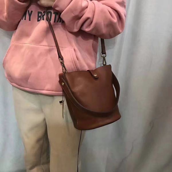 2019 new wide shoulder belt simple bucket bag large capacity portable single shoulder slant span bag
2019 new wide shoulder belt simple bucket bag large capacity portable single shoulder slant span bag