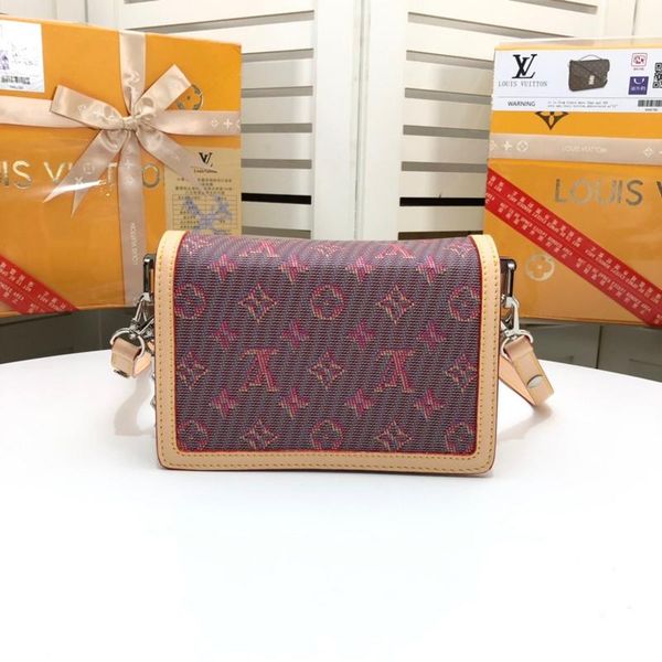 french high-end brand ladies fashion small square bag classic charm exquisite fashion design party delivery m5542, Black;red
french high-end brand ladies fashion small square bag classic charm exquisite fashion design party delivery m5542, Black;red