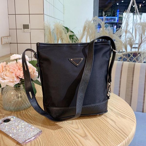 classic waterproof designer handbags nylon real leather joint bucket bag portable wearproof designer luxury crossbody bags
classic waterproof designer handbags nylon real leather joint bucket bag portable wearproof designer luxury crossbody bags