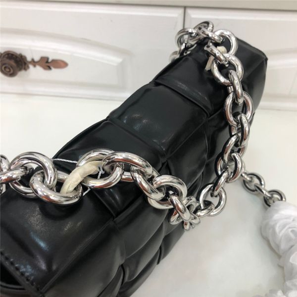 2020 crossbody new camera bag wide shoulder strap letter small square bag leather ladies handbag double zipper small shoulder handbag
2020 crossbody new camera bag wide shoulder strap letter small square bag leather ladies handbag double zipper small shoulder handbag