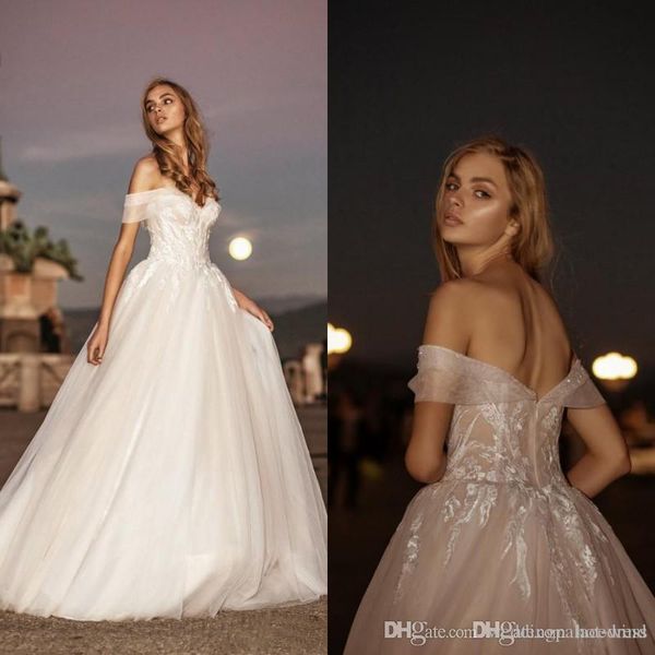 sexy удивительная линия свадебные платья с плеча кружева аппликация многоуровневое сборки backless длина пола свадебные платья свадебные пла, White
sexy удивительная линия свадебные платья с плеча кружева аппликация многоуровневое сборки backless длина пола свадебные платья свадебные пла, White