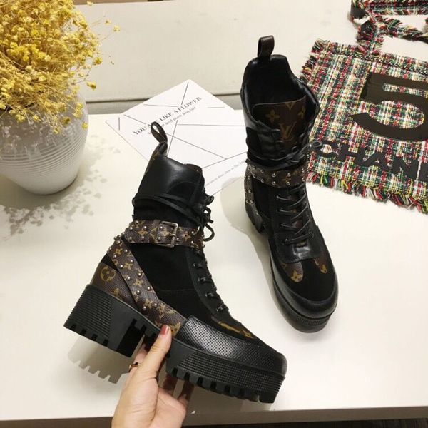 2020 joker boots leather ankle boots short martin shoes printed leather platform sheepskin lace boots 5 cm 15 ribbon box, Black
2020 joker boots leather ankle boots short martin shoes printed leather platform sheepskin lace boots 5 cm 15 ribbon box, Black