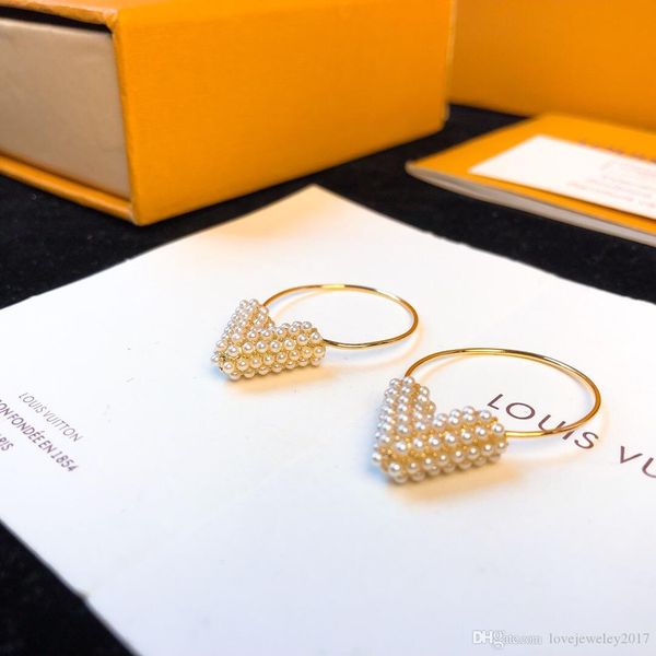 luxury designer jewelry women earrings letter v with pearl hoop earrings high-end silver rose gold chain elegan charm stud with alphabet, Golden;silver
luxury designer jewelry women earrings letter v with pearl hoop earrings high-end silver rose gold chain elegan charm stud with alphabet, Golden;silver