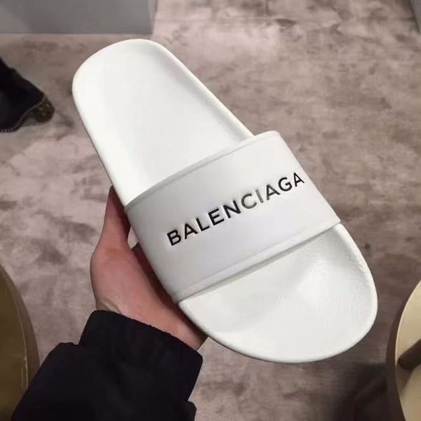 Summer new letter printing slippers women's fashion Korean version wearing a word drag
Summer new letter printing slippers women's fashion Korean version wearing a word drag