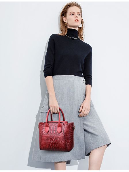 spring new european and american crocodile pattern ladies handbag casual fashion shoulder messenger bag wholesale
spring new european and american crocodile pattern ladies handbag casual fashion shoulder messenger bag wholesale