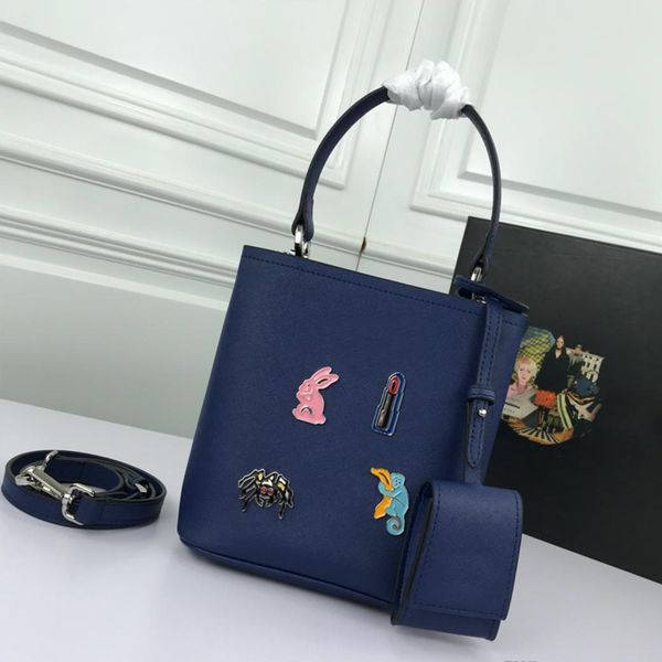 new fashion luxury designer woman handbag cross body bags shoulder genuine leather tote purse bags colored metal applique
new fashion luxury designer woman handbag cross body bags shoulder genuine leather tote purse bags colored metal applique