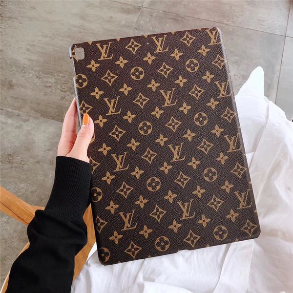 Luxury de igner brand vintage grid leather hard ca e for ipad pro 12 9 pro9 7 cover for ipad air 10 5 ipad3 4 5 6 7 fa hion bcak ca e mini4
Luxury de igner brand vintage grid leather hard ca e for ipad pro 12 9 pro9 7 cover for ipad air 10 5 ipad3 4 5 6 7 fa hion bcak ca e mini4