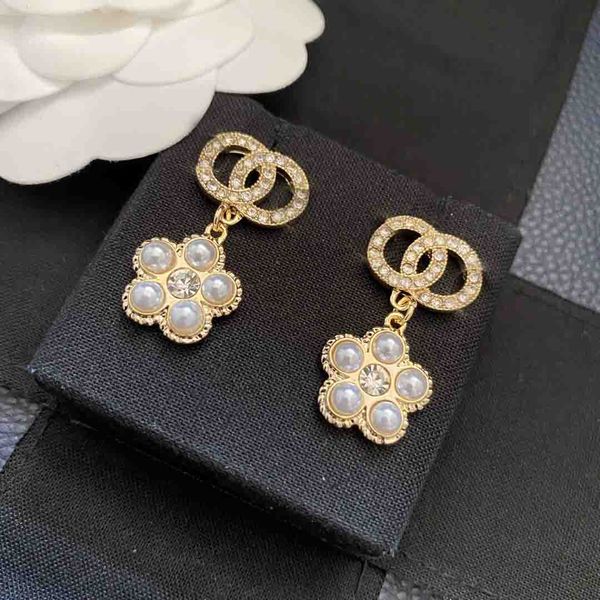 designer's earrings various styles classic pearl with diamond small fragrance style earrings female 925 silver needle, Golden;silver
designer's earrings various styles classic pearl with diamond small fragrance style earrings female 925 silver needle, Golden;silver
