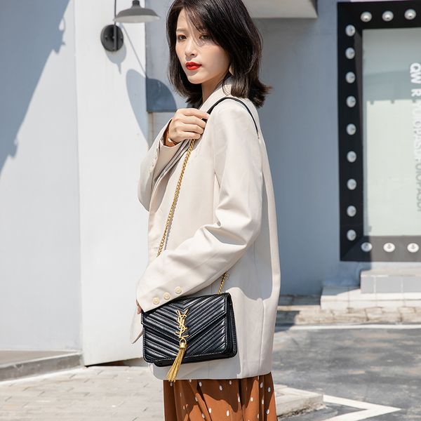 high sense chain bag ladies 2019 designer luxury new head layer cowhide wild temperament simple diagonal small square bag
high sense chain bag ladies 2019 designer luxury new head layer cowhide wild temperament simple diagonal small square bag
