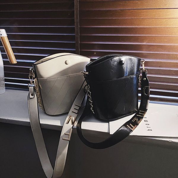 original design 2020 original new texture vintage bucket bag wide shoulder strap single shoulder messenger bag
original design 2020 original new texture vintage bucket bag wide shoulder strap single shoulder messenger bag