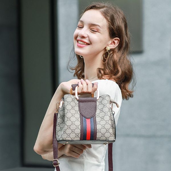 ladies handbag, fashion messenger bag, retro korean version of the female bag, the trend of hair ball jewelry flip
ladies handbag, fashion messenger bag, retro korean version of the female bag, the trend of hair ball jewelry flip