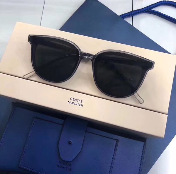 luxury-2019 gm style men's and women's style in a -fits-all fashion with no face shape and box bags, White;black
luxury-2019 gm style men's and women's style in a -fits-all fashion with no face shape and box bags, White;black