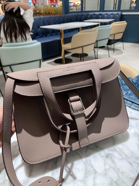 2019 new luxury designer h halzan 31 real leather womens handbags horseshoe bag shoulder bags crossbody handbag pairs 29*9*18cm
2019 new luxury designer h halzan 31 real leather womens handbags horseshoe bag shoulder bags crossbody handbag pairs 29*9*18cm