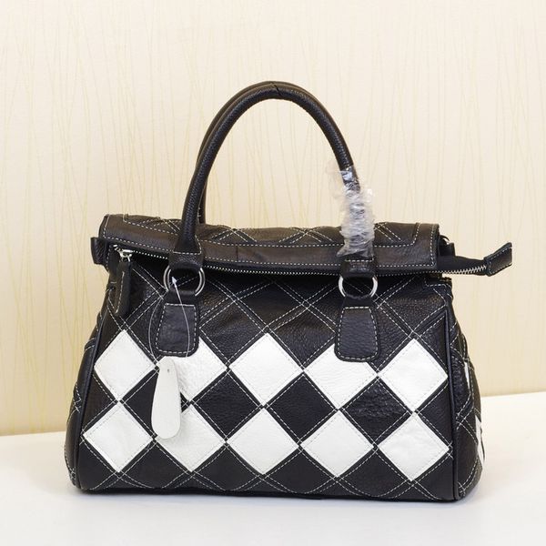 2020 new simple portable fashion personality tide bag contrast color check color matching portable crossbody female bag
2020 new simple portable fashion personality tide bag contrast color check color matching portable crossbody female bag