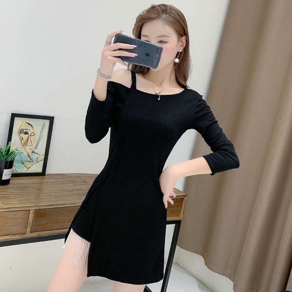 in early autumn of 2020 the new design shows one-shoulder strap slim slimming irregular tassel hip dress for women, White;black
in early autumn of 2020 the new design shows one-shoulder strap slim slimming irregular tassel hip dress for women, White;black