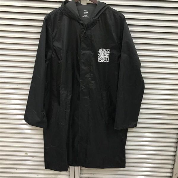 spring summer vetements black nylon raincoat qr code print loose long hooded vetements trench men rain proof rainwear, Tan;black
spring summer vetements black nylon raincoat qr code print loose long hooded vetements trench men rain proof rainwear, Tan;black