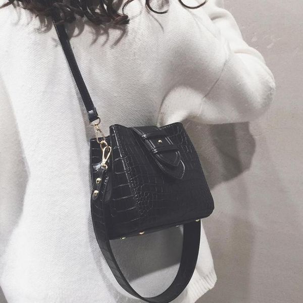 small bag of women to 2020 of new women's bags summer atmospheric retro bucket fashion wide shoulder shoulder bag
small bag of women to 2020 of new women's bags summer atmospheric retro bucket fashion wide shoulder shoulder bag