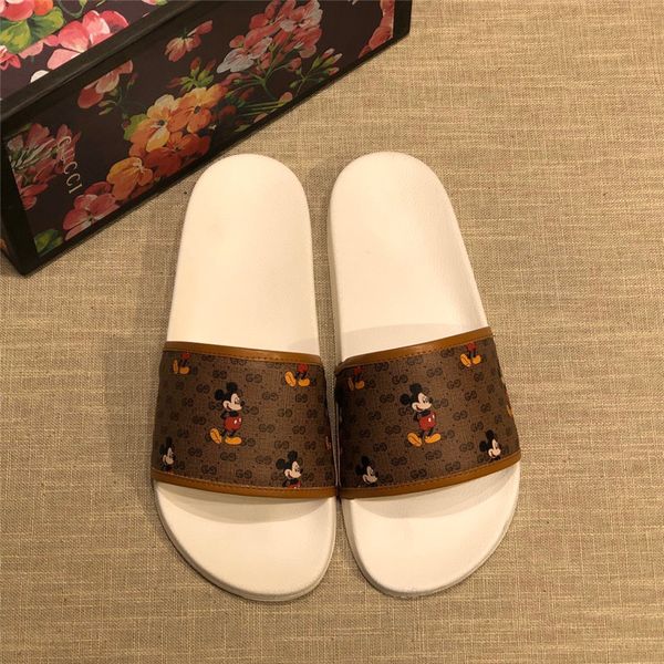 19ss 2019 beach / home summer shoes men slippers size 41-44 breathable soles footwear man casual flip flops designer mens shoes, Blue;gray
19ss 2019 beach / home summer shoes men slippers size 41-44 breathable soles footwear man casual flip flops designer mens shoes, Blue;gray