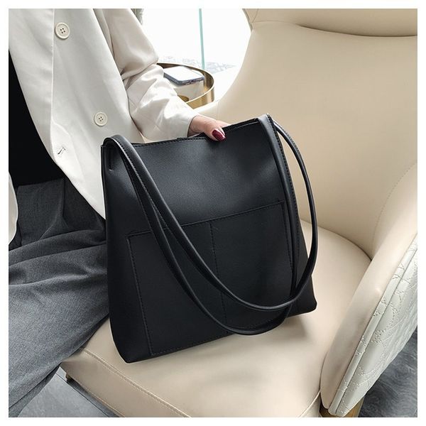 retro shoulder bag female 2020 new fashion bucket bag wild casual large capacity female messenger handbag
retro shoulder bag female 2020 new fashion bucket bag wild casual large capacity female messenger handbag
