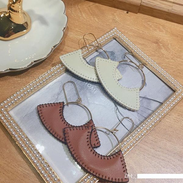 женщины кожа sector дизайн серьги падения роскошная серьги для подарков партии известных ювелирных аксессуаров высокого качества, Silver
женщины кожа sector дизайн серьги падения роскошная серьги для подарков партии известных ювелирных аксессуаров высокого качества, Silver