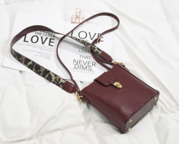 bucket bag leopard shoulder strap adjustable child package magnetic buckle zipper soft pu waterproof shoulder bags handbag
bucket bag leopard shoulder strap adjustable child package magnetic buckle zipper soft pu waterproof shoulder bags handbag