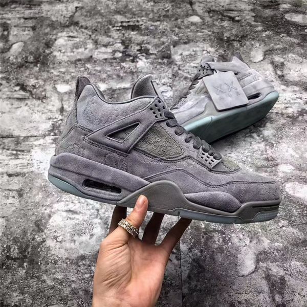 2020 kaws х 4 4s vi прохладный серый черный белый мужчины женщины баскетбол обувь 930155-001 / 003 аутентичные спорт sneaker с коробкой
2020 kaws х 4 4s vi прохладный серый черный белый мужчины женщины баскетбол обувь 930155-001 / 003 аутентичные спорт sneaker с коробкой
